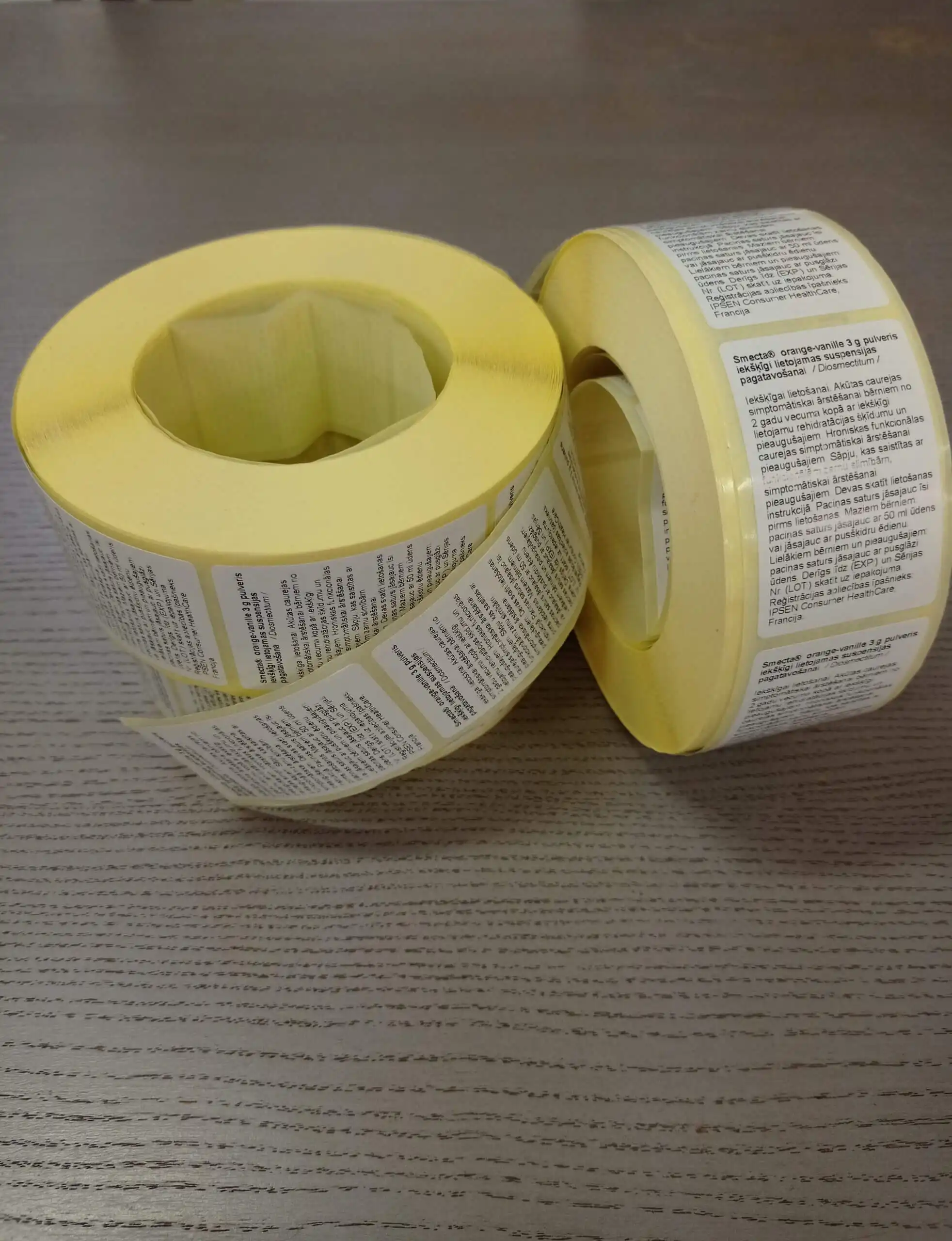 Rullīšu etiķetes produktiem.