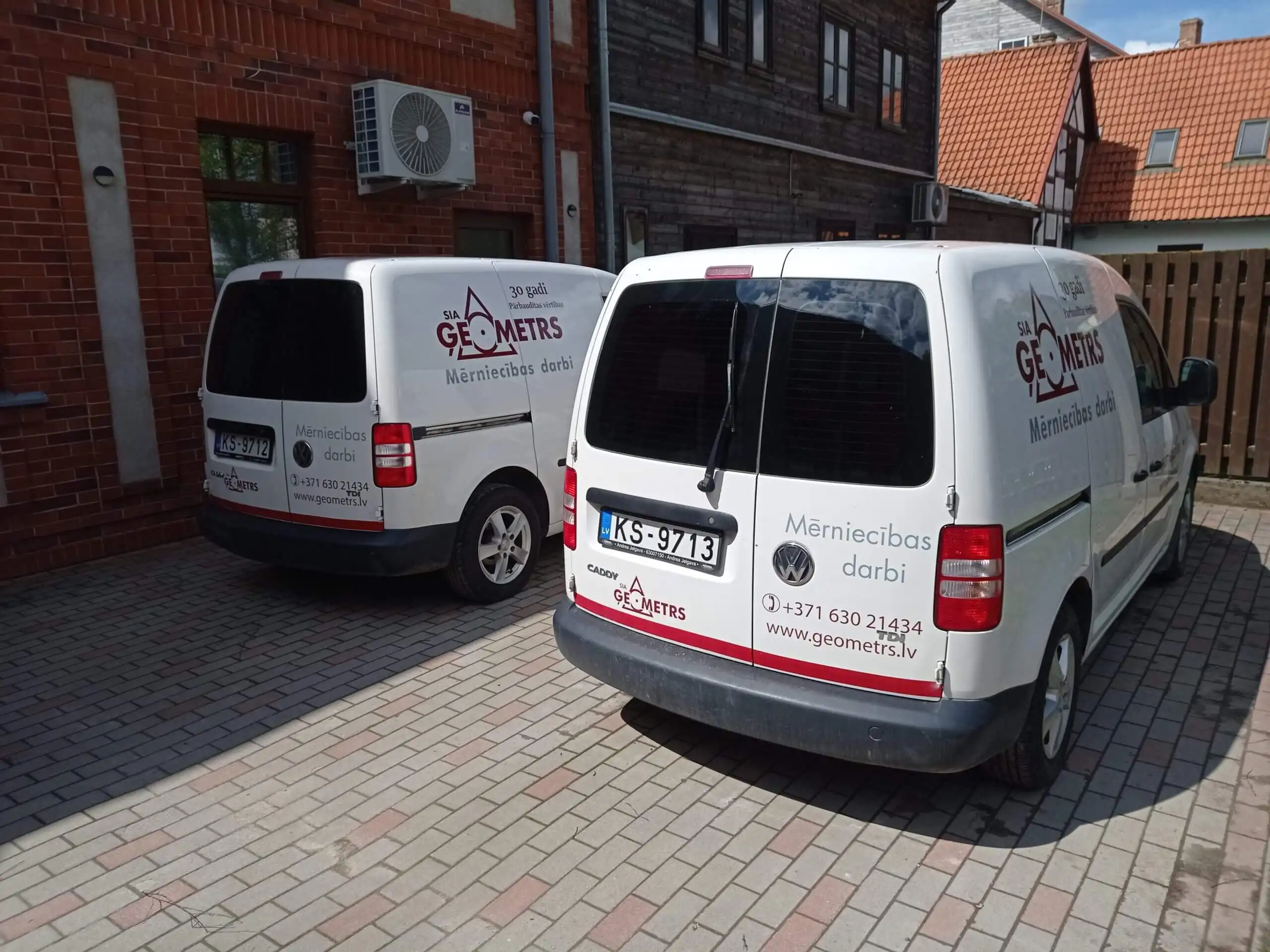 Reklāma uz automašīnas – Ģeometrs