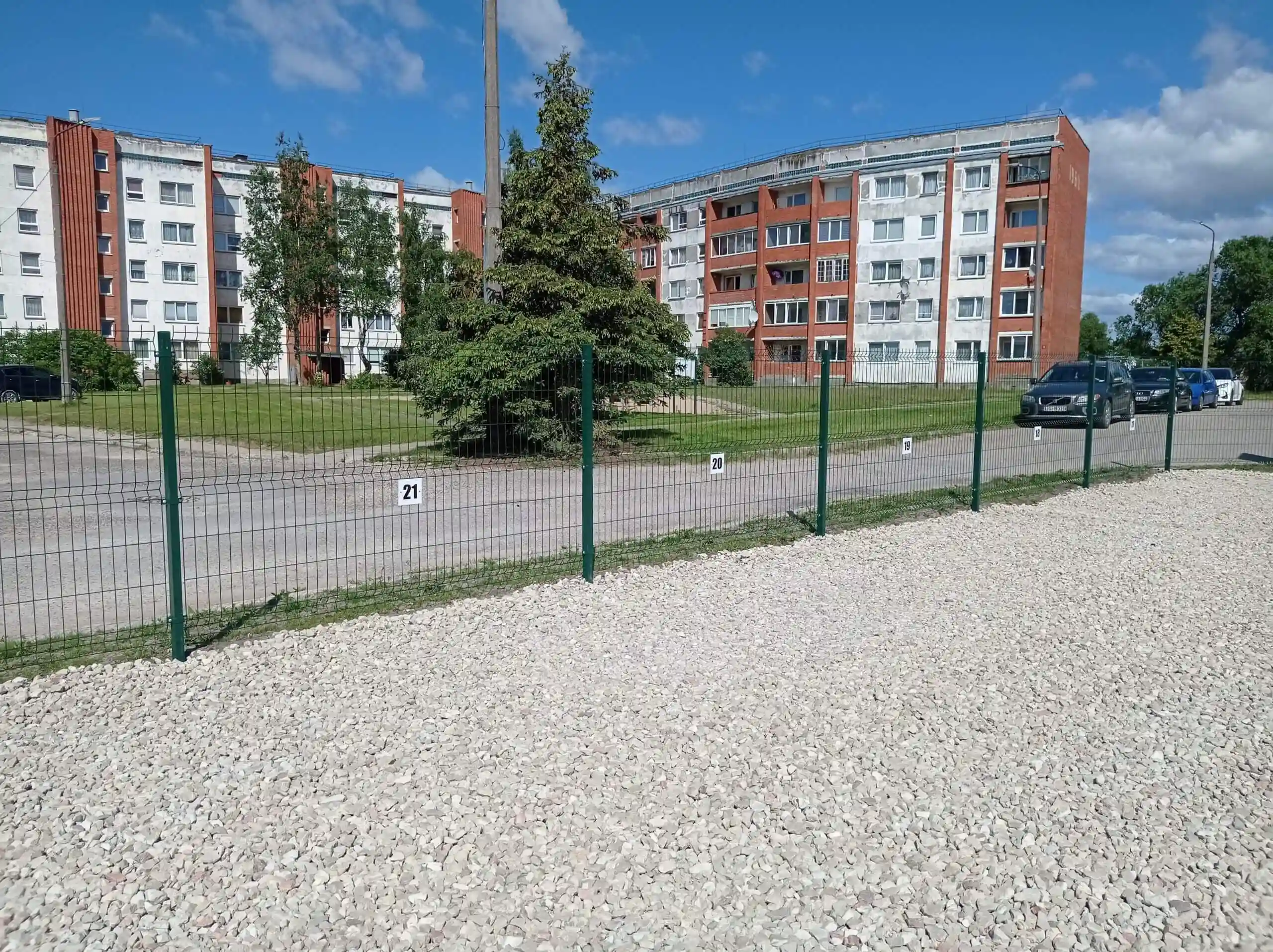 Autostāvvietas ar norādītiem numuriem.