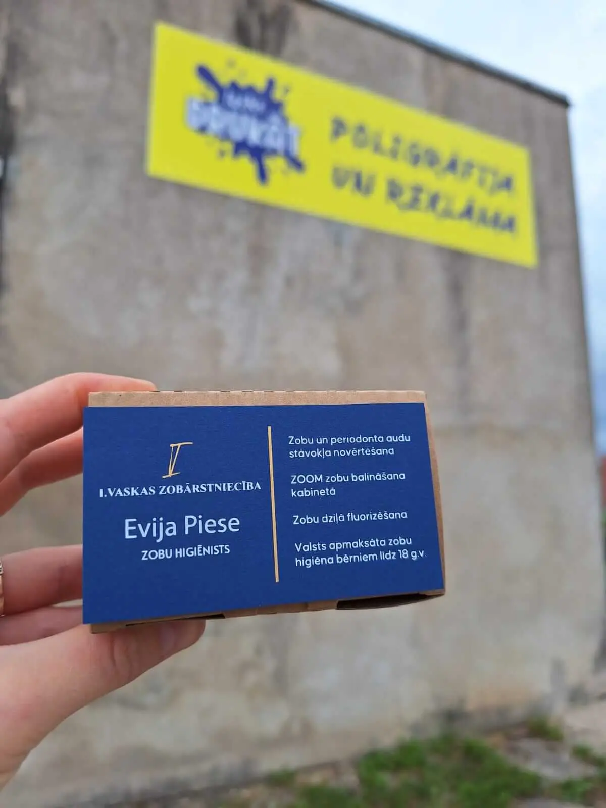 Zobārsta kontaktinformācija uz vizītkartes