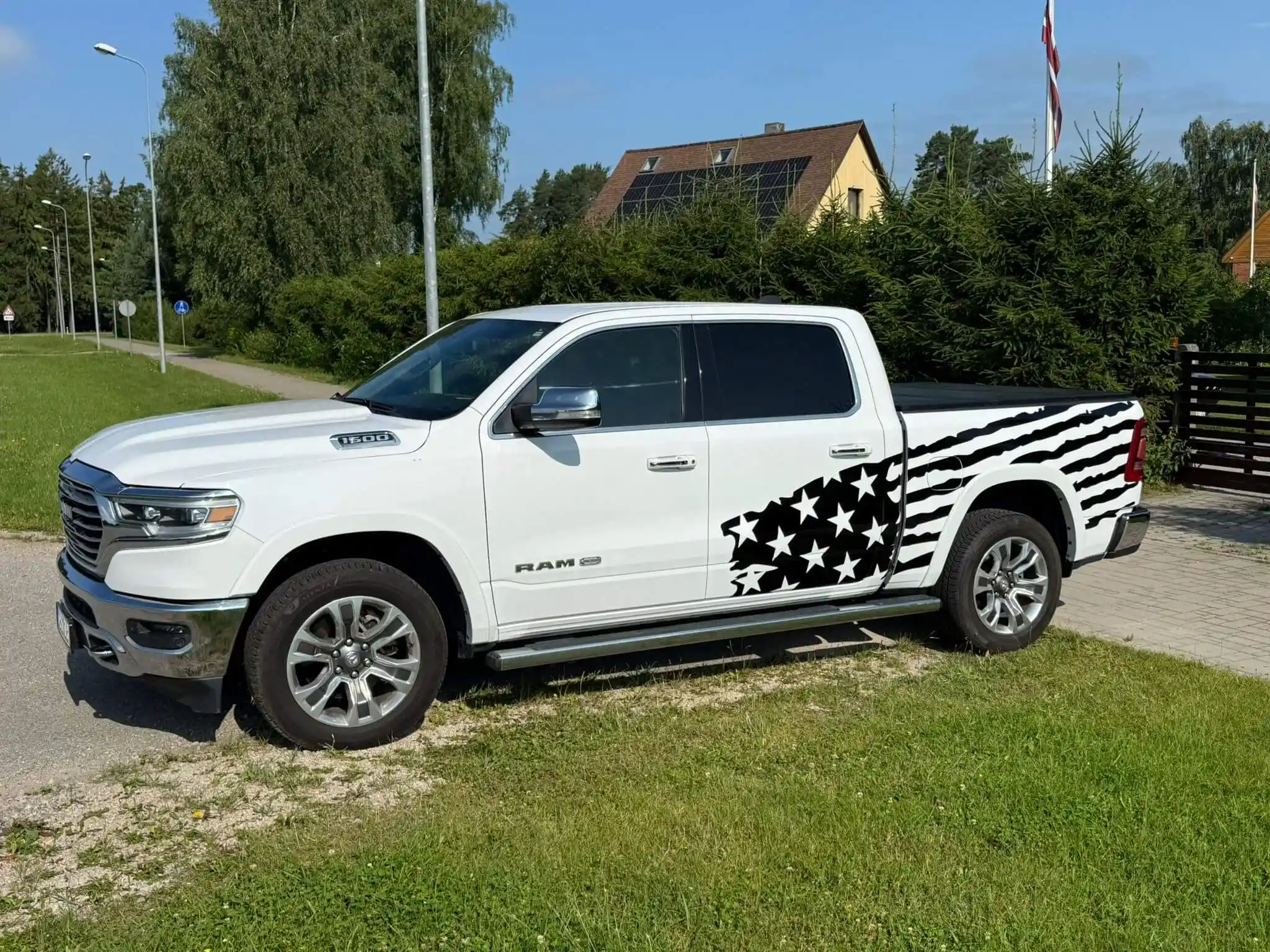 Aplīmēts auto ar dizainu