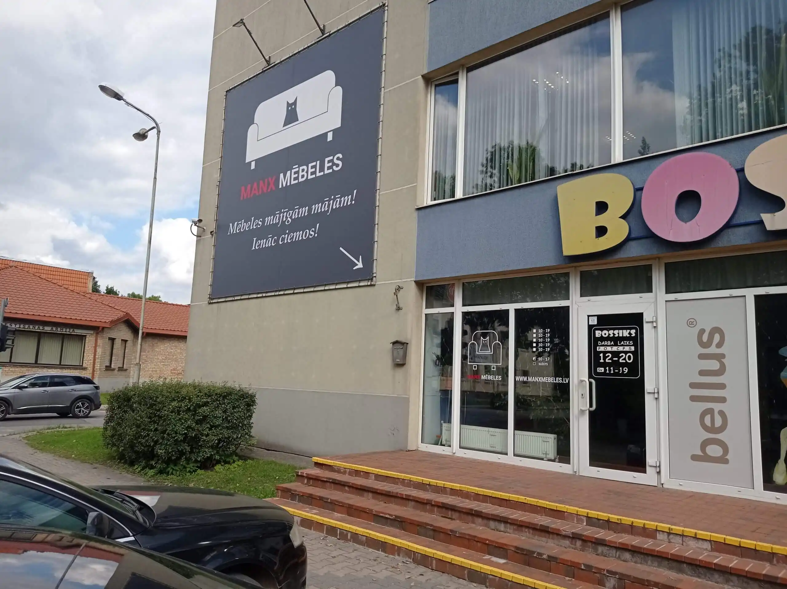 Fasādes reklāmas baneris mēbeļu veikalam Manx Mēbeles